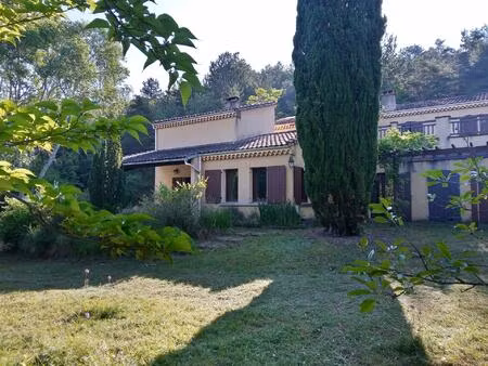 grande maison dans une forêt calme