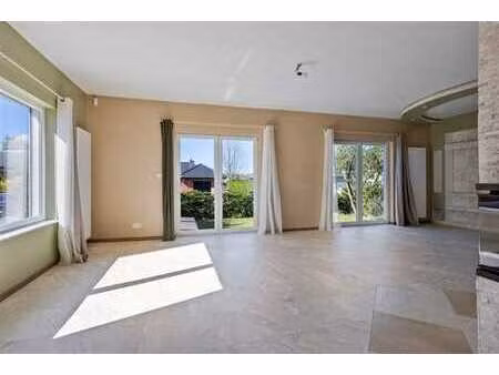 spacieuse villa rénovée dans quartier résidentiel