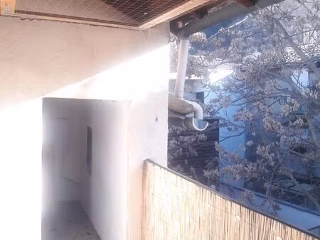 centre ville appartement t2 avec terrasse couverte état neuf