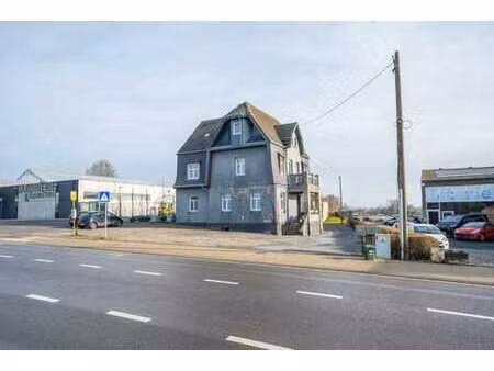 maison à rénover offrant une excellente visibilité