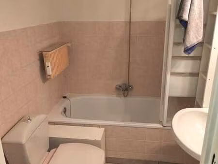 studio rénové à charleroi -> peb c   4ème avec ascenseur