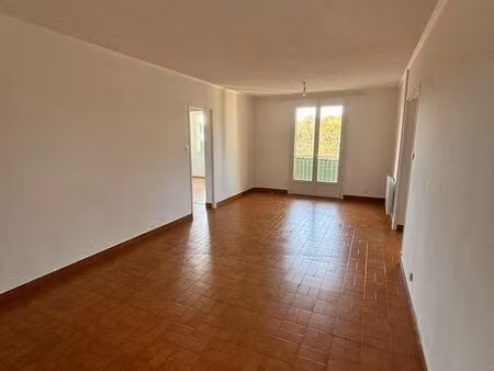 t4 dans résidence (rg3)