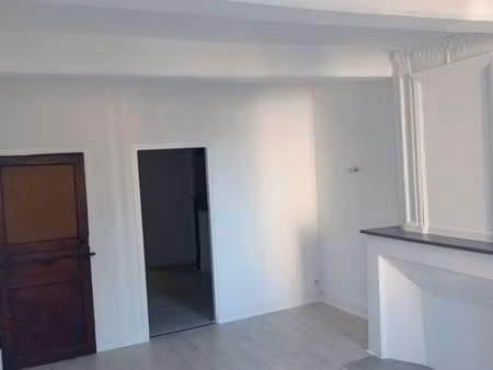à louer – beau t2 de 56 m² en plein centre de saint-girons