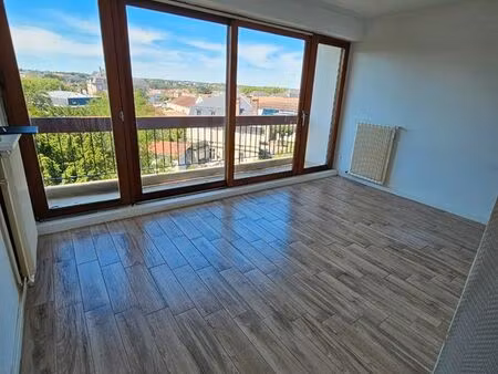 studio avec balcon et parking