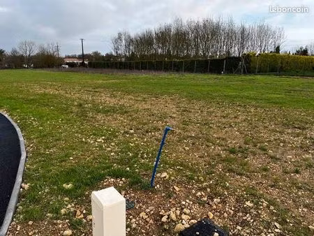 terrain 817 m² vervant