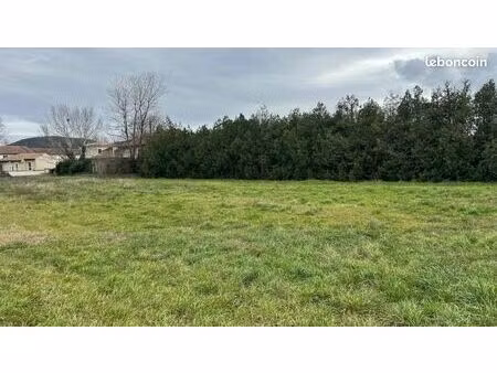 terrain 400 m² cruas
