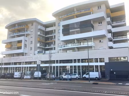 locaux commerciaux sur axe très passant