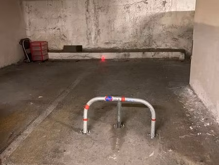place de parking sécurisé pour moto  vélo ou scooter