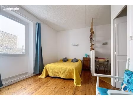 maison de village en pierre au coeur de vallon pont d'arc