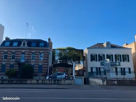 local professionnel avec place de parking attenante