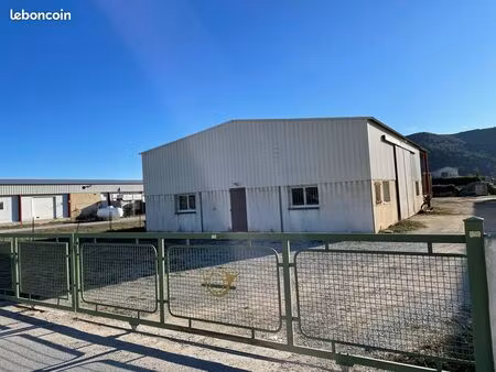 local d’activité 195 m² bâtis + 65 m² auvent – 1000 m² terrain – oraison