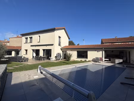 exclusivité  rare à la vente maison de ville complétement ré