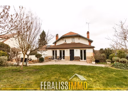 au coeur du village  belle maison familiale aux beaux volumes