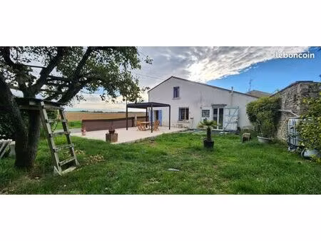 maison 5 pièces 155 m2  équipée de panneaux solaires  + parking