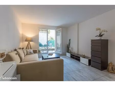 a 5 min à pieds du tram t12 studio a vendre avec jardin