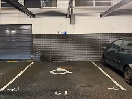 place stationnement sécurisé grande taille