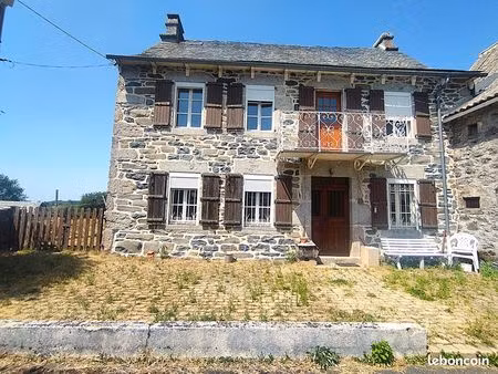 maison en pierre avec dépendances