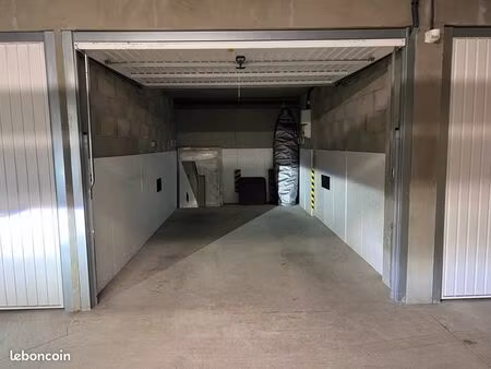 tassin loue garage fermé électrifié