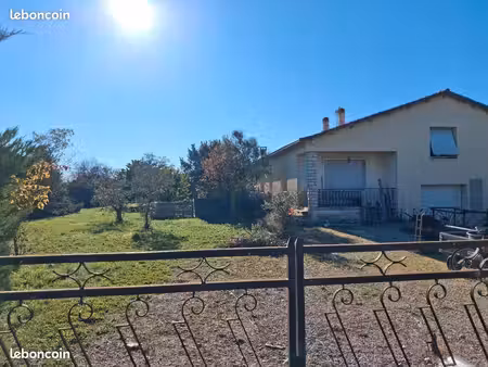 maison rénovée 3 chambres avec grand terrain / dépendances