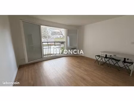 3p avec terrasse de 17 m2 situé au 1er étage avec ascenseur dans une résidence récente et 