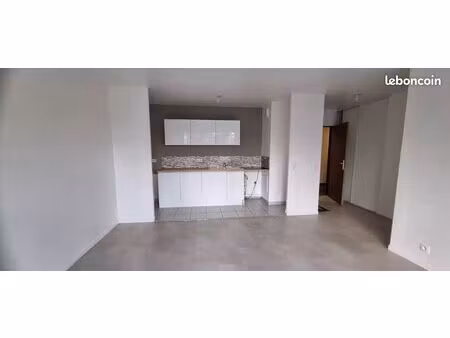 f3 récent avec balcon et parking au pied du rer d