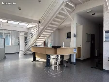 local commercial 378 m² linas