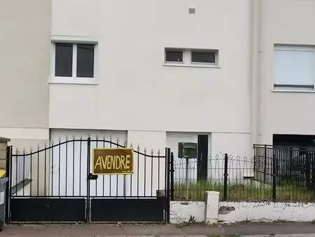 ? vente maison élevée sur 3 niveaux– surface totale environ 200m2 – la queue en brie