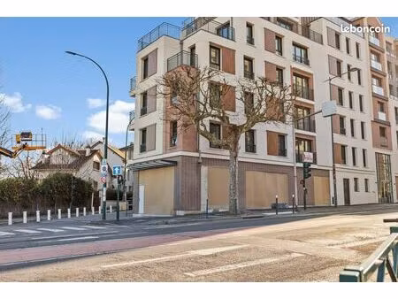 location pure. local commercial d’angle à nogent-sur-marne