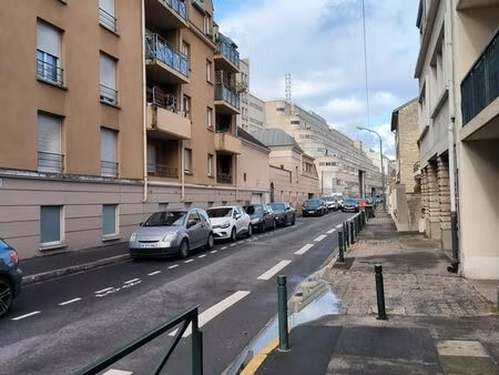 bureau de 32 m² à louer dans un local de 83 m²   850 euros hc direct propriétaire