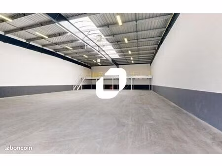 local d'activité 777 m²