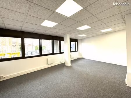 courbevoie – bureaux 93 m² lumineux – 1er étage ascenseur – tram t2 / gare – parkings en o