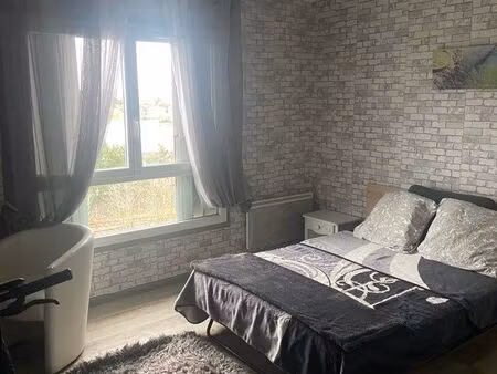 loue une chambre dans un t2