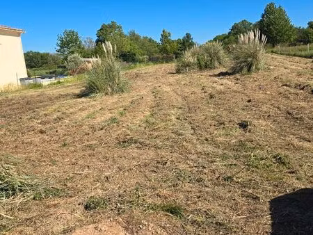 terrain constructible 1545 m² – plat et borné – secteur calme