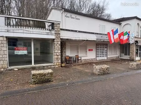 ensemble immobilier de locaux commerciaux + appartement