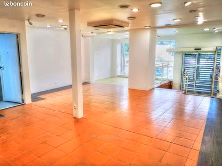 boutique 97 m² antony