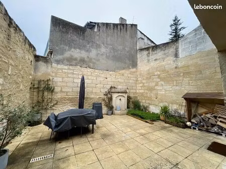 maison de ville spacieuse  rénovée récemment avec terrasse intérieure et garage