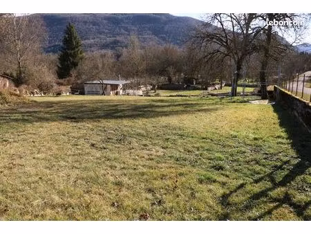 terrain constructible et viabilisé de 950 m²