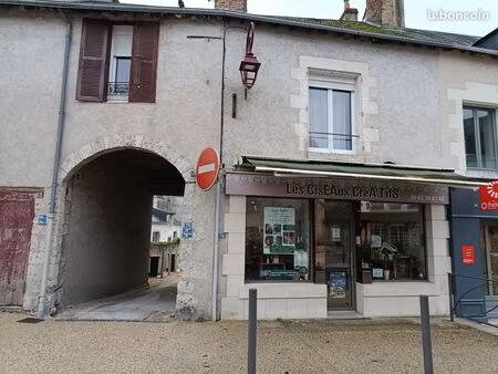 a louer tout commerce  sauf coiffure et restauration rapide