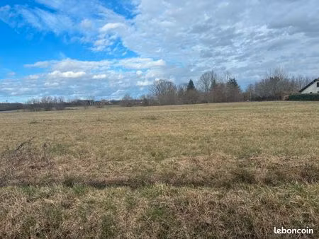 terrain 1 700 m² auros