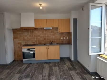 f2 meublé dole proche gare et écoles  parking privé