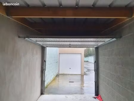 grands garages récents pour vans  camionnettes et stockage artisans  62 rue des renards 44