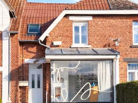 local commercial 50 m² – emplacement n°1 sur la place avec parking en face