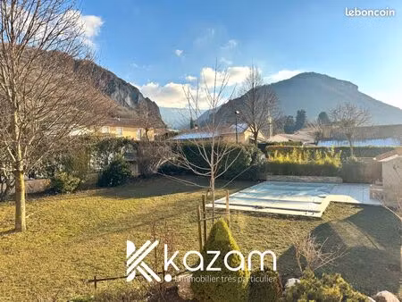 maison individuelle avec piscine et vue sur le vercors