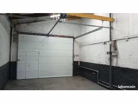loue garage 70m² 300 eur