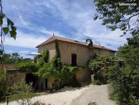maison en pierre au milieu de plus de 4 hectares avec piscine