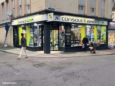 magasin dédié à la vente de produits dérivés