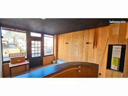 local 40 m²  sans reprise  emplacement de premier ordre  avec deux vitrines donnant direct