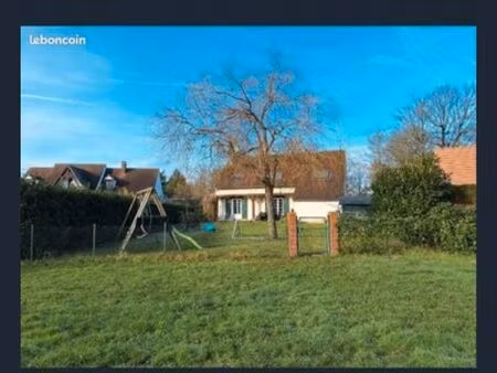 maison avec vue sur étang et château