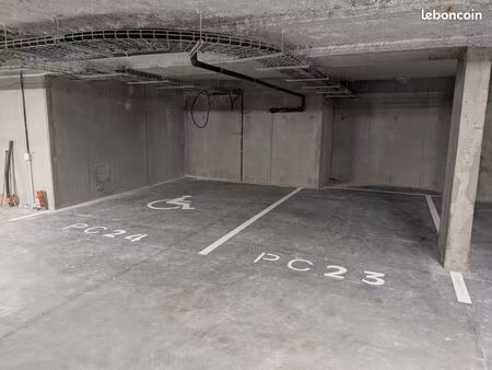 place de parking sous sol large norme pmr