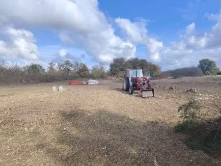 terrain constructible et viabilisé d'environ 17 000 m2